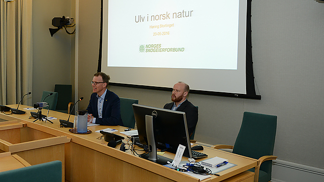 Erik Lahnstein, administrerende direktør, og Hans Asbjørn Kårstad Sørlie, rådgiver i Norges Skogeierforbund, under høringen i næringskomiteen.