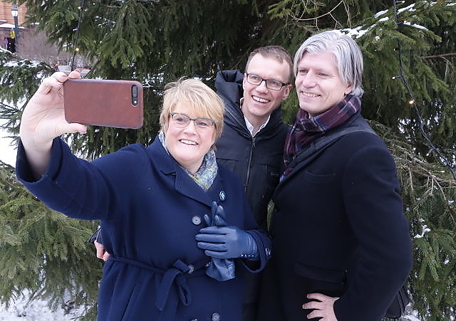 En dag vel verd en selfie, hevder leder i Venstre, Trine Skei Grande, administrerende direktør i Norges Skogeierforbund, Erik Lahnstein og nestleder i Venstre, Ola Elvestuen.