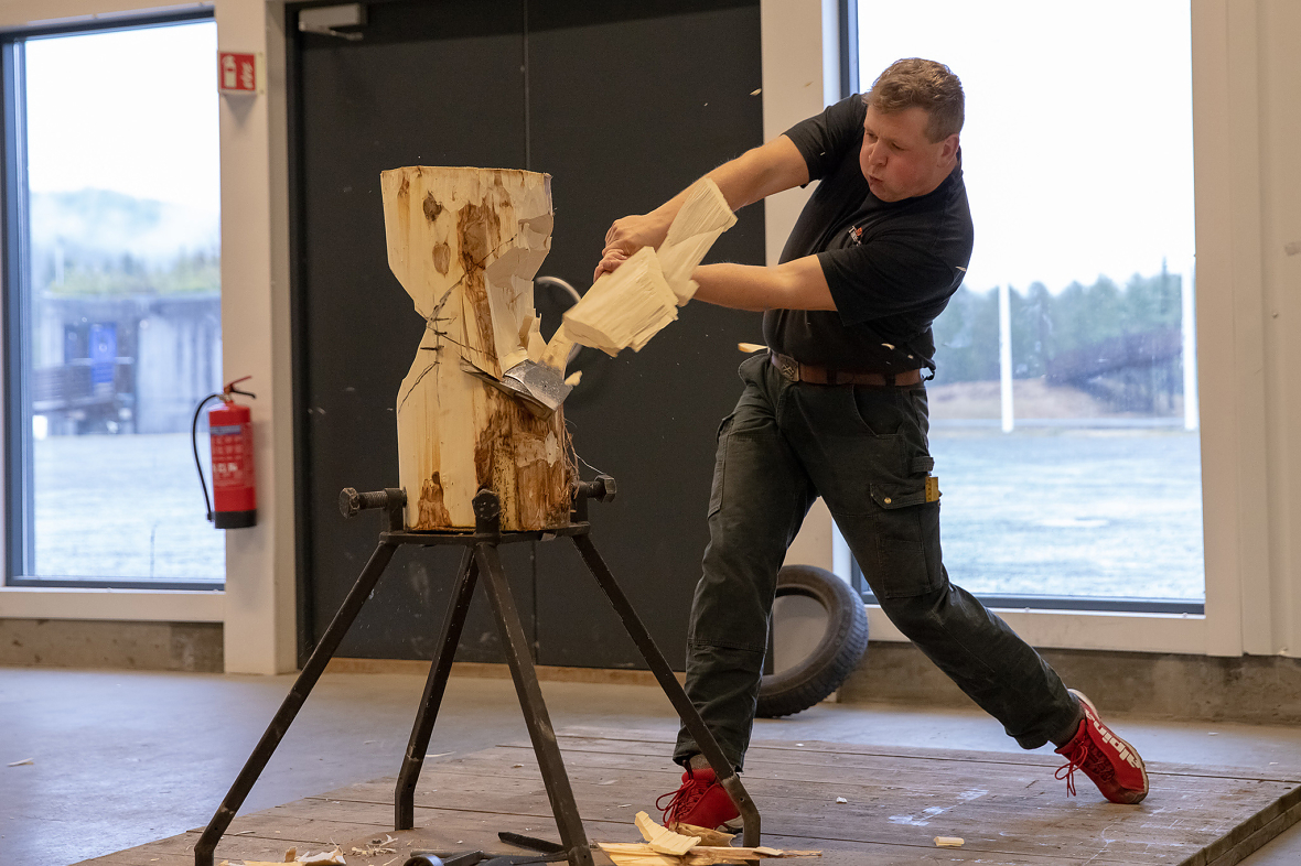Jon Arne Borg Engø øver på øvelsen «Standing Block Chop».