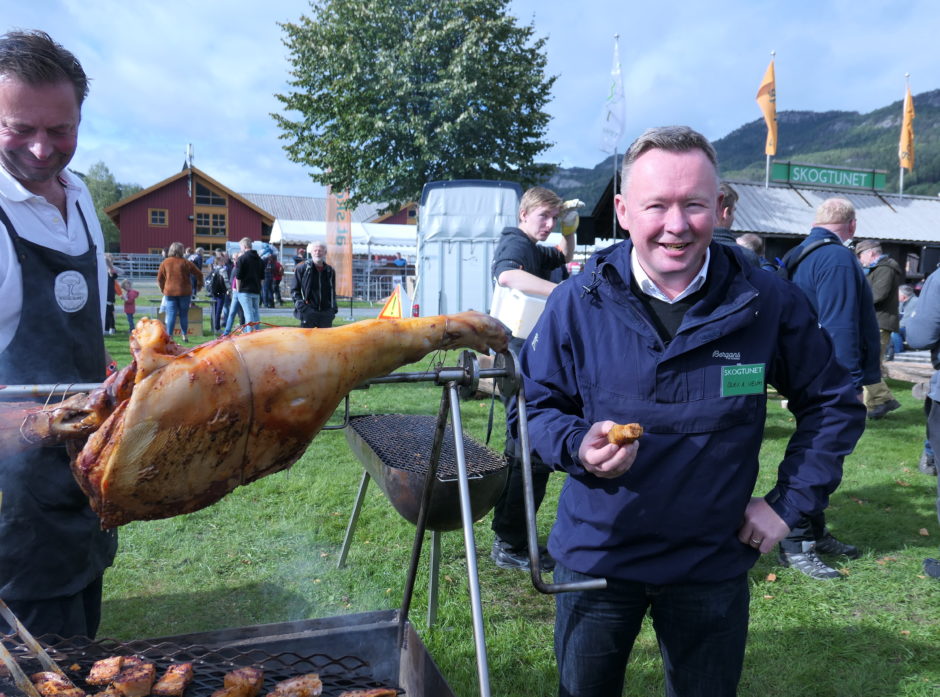 Styreleder i AT Skog og Norges Skogerierforbund inviterte alle til å smake grillet grisekjøtt. Grisene hadde blitt fôret opp på det nye proteinet fra grantømmer. En verdensnyhet, intet mindre. 