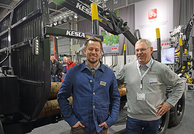 Tor Jon Garberg og Øyvind Schulstadsveen er fornøyd med at Kesla skogsvogner nå skal selges gjennom Eikmaskin og Valtras salgsnettverk i Norge. På bildet står de foran en Kesla 104, som er en 9-tonns tømmervogn.