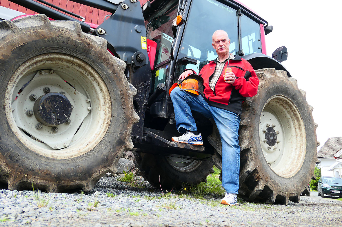 Foreløpig står traktoren til skogeier Oddvar Sødtholt  i gården, men den erfarne tømmerhoggeren skal til skogs igjen når kroppen blir enda litt bedre. 