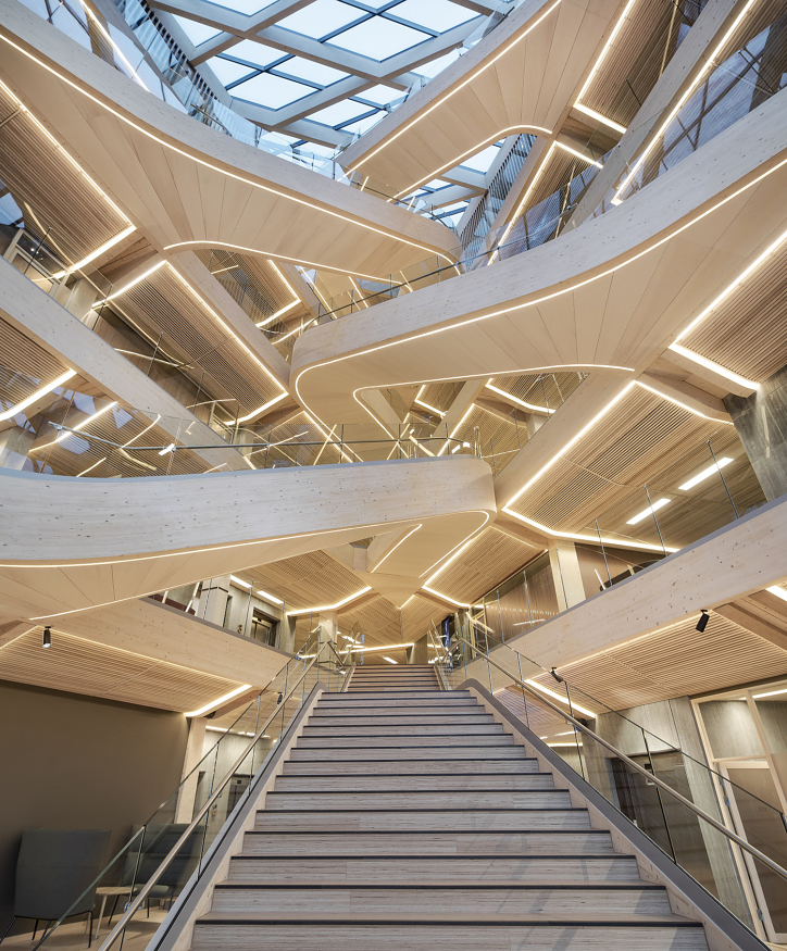 Finansparken har fått stor anerkjennelse for sin innovative bruk av tre i interiøret. Foto: Moelven