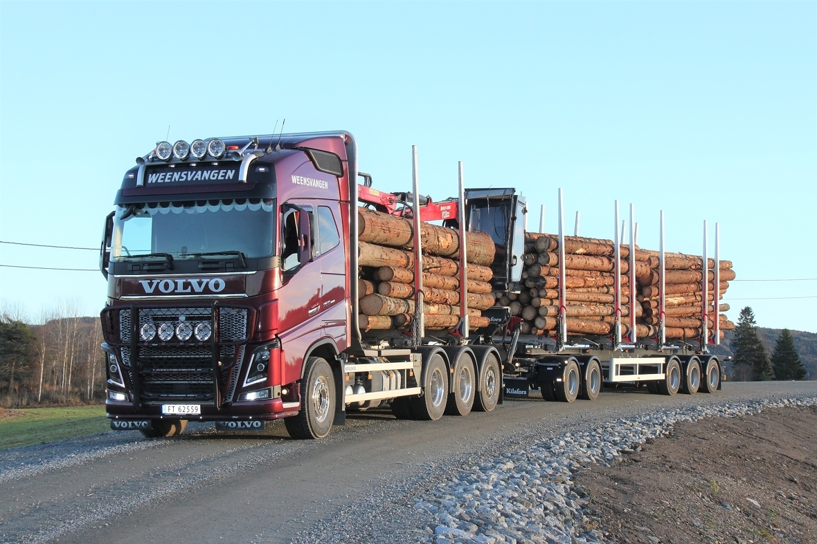 FRAMTIDENS TØMMERTRANSPORT: Dette tømmervogntoget består av en fire-akslet bil og en fem-akslet tilhenger som er lastet med 60 tonn totalvekt i tråd med regjeringens forslag. 