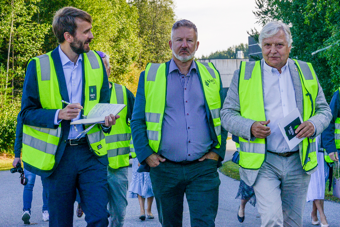 Næringsminister Jan Christian Vestre (t-v) og styreleder i Viken Skog Olav Breivik (t.h) i samtale på Treklyngen i Hønefoss.