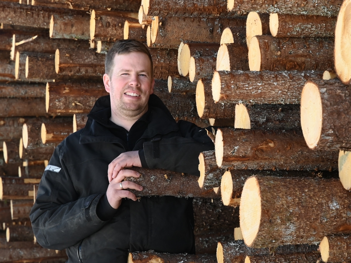 Lars Oppen har klare planer for skogen. Han har mye kunnskap, men lytter til gode råd både fra skogbrukslederen og far.
